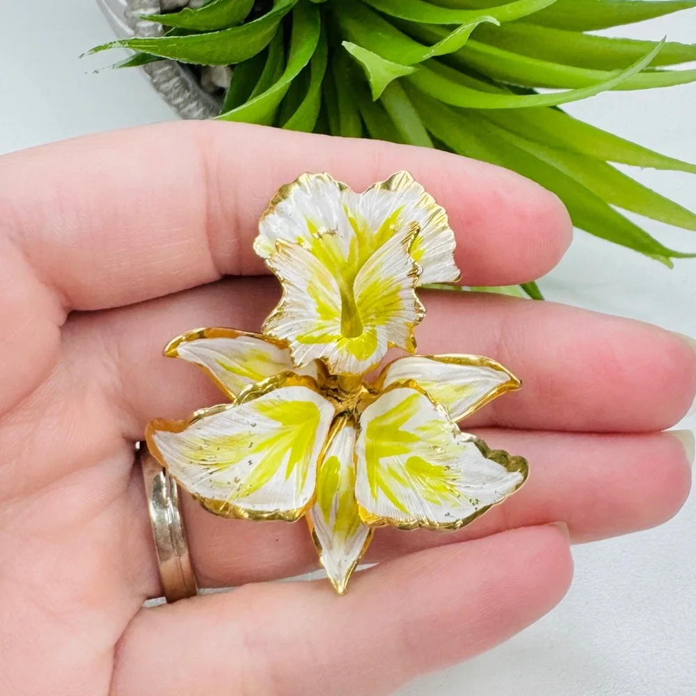 Vintage 1982 Cerrito Original White Yellow Enamel Orchid Flower Gold Tone Brooch